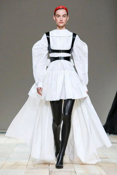 代表麥昆的一抹紅色,從服裝蔓延到發(fā)絲,來(lái)自alexander mcqueen女性無(wú)畏的英雄氣概